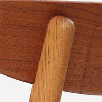 CH30は、ハンス・J・ウェグナーがデザインし、Carl Hansen & Son社によって製造された名作ダイニングチェア。チーク材とオーク材を組み合わせた美しいコントラストが特徴で、木の温もりと洗練されたフォルムが魅力です。特に背もたれと後ろ脚の繋ぎ目は、そのデザインの特徴となっており、独自性とクラフトマンシップの見本と言えるでしょう。背もたれにチーク材が使用された希少なモデルです。人気のため現在復刻されましたが、チーク材とオーク材の組み合わせはビンテージ品でのみ入手可能です。