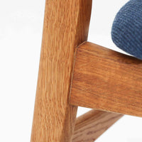 CH30は、ハンス・J・ウェグナーがデザインし、Carl Hansen & Son社によって製造された名作ダイニングチェア。チーク材とオーク材を組み合わせた美しいコントラストが特徴で、木の温もりと洗練されたフォルムが魅力です。特に背もたれと後ろ脚の繋ぎ目は、そのデザインの特徴となっており、独自性とクラフトマンシップの見本と言えるでしょう。背もたれにチーク材が使用された希少なモデルです。人気のため現在復刻されましたが、チーク材とオーク材の組み合わせはビンテージ品でのみ入手可能です。