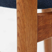 CH30は、ハンス・J・ウェグナーがデザインし、Carl Hansen & Son社によって製造された名作ダイニングチェア。チーク材とオーク材を組み合わせた美しいコントラストが特徴で、木の温もりと洗練されたフォルムが魅力です。特に背もたれと後ろ脚の繋ぎ目は、そのデザインの特徴となっており、独自性とクラフトマンシップの見本と言えるでしょう。背もたれにチーク材が使用された希少なモデルです。人気のため現在復刻されましたが、チーク材とオーク材の組み合わせはビンテージ品でのみ入手可能です。