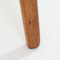 CH30は、ハンス・J・ウェグナーがデザインし、Carl Hansen & Son社によって製造された名作ダイニングチェア。チーク材とオーク材を組み合わせた美しいコントラストが特徴で、木の温もりと洗練されたフォルムが魅力です。特に背もたれと後ろ脚の繋ぎ目は、そのデザインの特徴となっており、独自性とクラフトマンシップの見本と言えるでしょう。背もたれにチーク材が使用された希少なモデルです。人気のため現在復刻されましたが、チーク材とオーク材の組み合わせはビンテージ品でのみ入手可能です。