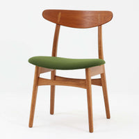 CH30は、ハンス・J・ウェグナーがデザインし、Carl Hansen & Son社によって製造された名作ダイニングチェア。チーク材とオーク材を組み合わせた美しいコントラストが特徴で、木の温もりと洗練されたフォルムが魅力です。特に背もたれと後ろ脚の繋ぎ目は、そのデザインの特徴となっており、独自性とクラフトマンシップの見本と言えるでしょう。背もたれにチーク材が使用された希少なモデルです。人気のため現在復刻されましたが、チーク材とオーク材の組み合わせはビンテージ品でのみ入手可能です。