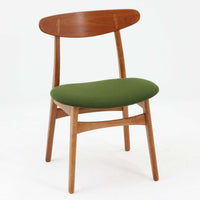 CH30は、ハンス・J・ウェグナーがデザインし、Carl Hansen & Son社によって製造された名作ダイニングチェア。チーク材とオーク材を組み合わせた美しいコントラストが特徴で、木の温もりと洗練されたフォルムが魅力です。特に背もたれと後ろ脚の繋ぎ目は、そのデザインの特徴となっており、独自性とクラフトマンシップの見本と言えるでしょう。背もたれにチーク材が使用された希少なモデルです。人気のため現在復刻されましたが、チーク材とオーク材の組み合わせはビンテージ品でのみ入手可能です。