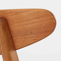 CH30は、ハンス・J・ウェグナーがデザインし、Carl Hansen & Son社によって製造された名作ダイニングチェア。チーク材とオーク材を組み合わせた美しいコントラストが特徴で、木の温もりと洗練されたフォルムが魅力です。特に背もたれと後ろ脚の繋ぎ目は、そのデザインの特徴となっており、独自性とクラフトマンシップの見本と言えるでしょう。背もたれにチーク材が使用された希少なモデルです。人気のため現在復刻されましたが、チーク材とオーク材の組み合わせはビンテージ品でのみ入手可能です。