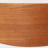 CH30は、ハンス・J・ウェグナーがデザインし、Carl Hansen & Son社によって製造された名作ダイニングチェア。チーク材とオーク材を組み合わせた美しいコントラストが特徴で、木の温もりと洗練されたフォルムが魅力です。特に背もたれと後ろ脚の繋ぎ目は、そのデザインの特徴となっており、独自性とクラフトマンシップの見本と言えるでしょう。背もたれにチーク材が使用された希少なモデルです。人気のため現在復刻されましたが、チーク材とオーク材の組み合わせはビンテージ品でのみ入手可能です。