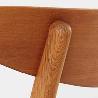 CH30は、ハンス・J・ウェグナーがデザインし、Carl Hansen & Son社によって製造された名作ダイニングチェア。チーク材とオーク材を組み合わせた美しいコントラストが特徴で、木の温もりと洗練されたフォルムが魅力です。特に背もたれと後ろ脚の繋ぎ目は、そのデザインの特徴となっており、独自性とクラフトマンシップの見本と言えるでしょう。背もたれにチーク材が使用された希少なモデルです。人気のため現在復刻されましたが、チーク材とオーク材の組み合わせはビンテージ品でのみ入手可能です。