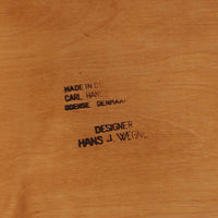 CH30は、ハンス・J・ウェグナーがデザインし、Carl Hansen & Son社によって製造された名作ダイニングチェア。チーク材とオーク材を組み合わせた美しいコントラストが特徴で、木の温もりと洗練されたフォルムが魅力です。特に背もたれと後ろ脚の繋ぎ目は、そのデザインの特徴となっており、独自性とクラフトマンシップの見本と言えるでしょう。背もたれにチーク材が使用された希少なモデルです。人気のため現在復刻されましたが、チーク材とオーク材の組み合わせはビンテージ品でのみ入手可能です。