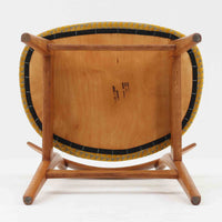 CH30は、ハンス・J・ウェグナーがデザインし、Carl Hansen & Son社によって製造された名作ダイニングチェア。チーク材とオーク材を組み合わせた美しいコントラストが特徴で、木の温もりと洗練されたフォルムが魅力です。特に背もたれと後ろ脚の繋ぎ目は、そのデザインの特徴となっており、独自性とクラフトマンシップの見本と言えるでしょう。背もたれにチーク材が使用された希少なモデルです。人気のため現在復刻されましたが、チーク材とオーク材の組み合わせはビンテージ品でのみ入手可能です。