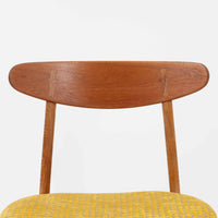 CH30は、ハンス・J・ウェグナーがデザインし、Carl Hansen & Son社によって製造された名作ダイニングチェア。チーク材とオーク材を組み合わせた美しいコントラストが特徴で、木の温もりと洗練されたフォルムが魅力です。特に背もたれと後ろ脚の繋ぎ目は、そのデザインの特徴となっており、独自性とクラフトマンシップの見本と言えるでしょう。背もたれにチーク材が使用された希少なモデルです。人気のため現在復刻されましたが、チーク材とオーク材の組み合わせはビンテージ品でのみ入手可能です。