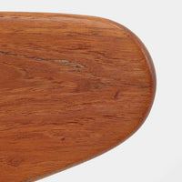 CH30は、ハンス・J・ウェグナーがデザインし、Carl Hansen & Son社によって製造された名作ダイニングチェア。チーク材とオーク材を組み合わせた美しいコントラストが特徴で、木の温もりと洗練されたフォルムが魅力です。特に背もたれと後ろ脚の繋ぎ目は、そのデザインの特徴となっており、独自性とクラフトマンシップの見本と言えるでしょう。背もたれにチーク材が使用された希少なモデルです。人気のため現在復刻されましたが、チーク材とオーク材の組み合わせはビンテージ品でのみ入手可能です。