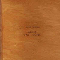 CH30は、ハンス・J・ウェグナーがデザインし、Carl Hansen & Son社によって製造された名作ダイニングチェア。チーク材とオーク材を組み合わせた美しいコントラストが特徴で、木の温もりと洗練されたフォルムが魅力です。特に背もたれと後ろ脚の繋ぎ目は、そのデザインの特徴となっており、独自性とクラフトマンシップの見本と言えるでしょう。背もたれにチーク材が使用された希少なモデルです。人気のため現在復刻されましたが、チーク材とオーク材の組み合わせはビンテージ品でのみ入手可能です。