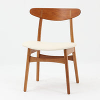 CH30は、ハンス・J・ウェグナーがデザインし、Carl Hansen & Son社によって製造された名作ダイニングチェア。チーク材とオーク材を組み合わせた美しいコントラストが特徴で、木の温もりと洗練されたフォルムが魅力です。特に背もたれと後ろ脚の繋ぎ目は、そのデザインの特徴となっており、独自性とクラフトマンシップの見本と言えるでしょう。背もたれにチーク材が使用された希少なモデルです。人気のため現在復刻されましたが、チーク材とオーク材の組み合わせはビンテージ品でのみ入手可能です。