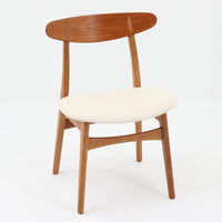 CH30は、ハンス・J・ウェグナーがデザインし、Carl Hansen & Son社によって製造された名作ダイニングチェア。チーク材とオーク材を組み合わせた美しいコントラストが特徴で、木の温もりと洗練されたフォルムが魅力です。特に背もたれと後ろ脚の繋ぎ目は、そのデザインの特徴となっており、独自性とクラフトマンシップの見本と言えるでしょう。背もたれにチーク材が使用された希少なモデルです。人気のため現在復刻されましたが、チーク材とオーク材の組み合わせはビンテージ品でのみ入手可能です。