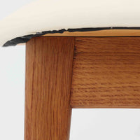 CH30は、ハンス・J・ウェグナーがデザインし、Carl Hansen & Son社によって製造された名作ダイニングチェア。チーク材とオーク材を組み合わせた美しいコントラストが特徴で、木の温もりと洗練されたフォルムが魅力です。特に背もたれと後ろ脚の繋ぎ目は、そのデザインの特徴となっており、独自性とクラフトマンシップの見本と言えるでしょう。背もたれにチーク材が使用された希少なモデルです。人気のため現在復刻されましたが、チーク材とオーク材の組み合わせはビンテージ品でのみ入手可能です。