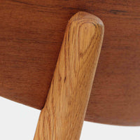 CH30は、ハンス・J・ウェグナーがデザインし、Carl Hansen & Son社によって製造された名作ダイニングチェア。チーク材とオーク材を組み合わせた美しいコントラストが特徴で、木の温もりと洗練されたフォルムが魅力です。特に背もたれと後ろ脚の繋ぎ目は、そのデザインの特徴となっており、独自性とクラフトマンシップの見本と言えるでしょう。背もたれにチーク材が使用された希少なモデルです。人気のため現在復刻されましたが、チーク材とオーク材の組み合わせはビンテージ品でのみ入手可能です。