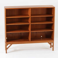 ボーエ・モーエンセンが手がけ、FDB Moblerより製作された北欧ビンテージのブックシェルフです。オーク材の木目を活かした端正で実直な佇まいは、生活に寄り添う家具を追求したデザイン哲学を色濃く感じさせます。左右に分かれた棚構成は収納力に優れ、書籍や器、オブジェまで整然と収められる構造です。特徴的な脚部は後年に付け替えられたものではなく、FDB社で製造されたオリジナル仕様で、取り外すと刻印が確認できます。全体に軽やかさと安定感を与える脚部と、長年の使用によって深みを増した素材感が相まい、空間に静かな存在感とビンテージならではの魅力を添える一台です。