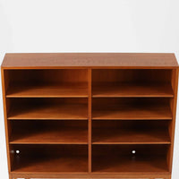 ボーエ・モーエンセンが手がけ、FDB Moblerより製作された北欧ビンテージのブックシェルフです。オーク材の木目を活かした端正で実直な佇まいは、生活に寄り添う家具を追求したデザイン哲学を色濃く感じさせます。左右に分かれた棚構成は収納力に優れ、書籍や器、オブジェまで整然と収められる構造です。特徴的な脚部は後年に付け替えられたものではなく、FDB社で製造されたオリジナル仕様で、取り外すと刻印が確認できます。全体に軽やかさと安定感を与える脚部と、長年の使用によって深みを増した素材感が相まい、空間に静かな存在感とビンテージならではの魅力を添える一台です。