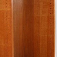 ボーエ・モーエンセンが手がけ、FDB Moblerより製作された北欧ビンテージのブックシェルフです。オーク材の木目を活かした端正で実直な佇まいは、生活に寄り添う家具を追求したデザイン哲学を色濃く感じさせます。左右に分かれた棚構成は収納力に優れ、書籍や器、オブジェまで整然と収められる構造です。特徴的な脚部は後年に付け替えられたものではなく、FDB社で製造されたオリジナル仕様で、取り外すと刻印が確認できます。全体に軽やかさと安定感を与える脚部と、長年の使用によって深みを増した素材感が相まい、空間に静かな存在感とビンテージならではの魅力を添える一台です。