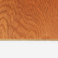 ボーエ・モーエンセンが手がけ、FDB Moblerより製作された北欧ビンテージのブックシェルフです。オーク材の木目を活かした端正で実直な佇まいは、生活に寄り添う家具を追求したデザイン哲学を色濃く感じさせます。左右に分かれた棚構成は収納力に優れ、書籍や器、オブジェまで整然と収められる構造です。特徴的な脚部は後年に付け替えられたものではなく、FDB社で製造されたオリジナル仕様で、取り外すと刻印が確認できます。全体に軽やかさと安定感を与える脚部と、長年の使用によって深みを増した素材感が相まい、空間に静かな存在感とビンテージならではの魅力を添える一台です。