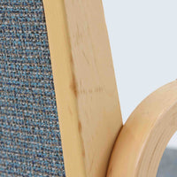 アルヴァ・アアルトが手掛け、アルテックより製作されたモデルE45のアームチェアは、積層バーチ材による滑らかなフレームと、アーム上部に施されたラタン巻きが特徴的な北欧ビンテージの名作です。直線と曲線を巧みに組み合わせた構造は、視覚的な軽やかさと高い強度を両立し、背と座には張りのあるファブリックを用いることで、長時間でも快適な座り心地を実現しています。使い込むほどに木部の色味が深まり、素材の経年変化を楽しめる点も魅力で、ダイニングや書斎、公共空間まで幅広いシーンで活躍する一脚です。