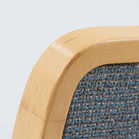 アルヴァ・アアルトが手掛け、アルテックより製作されたモデルE45のアームチェアは、積層バーチ材による滑らかなフレームと、アーム上部に施されたラタン巻きが特徴的な北欧ビンテージの名作です。直線と曲線を巧みに組み合わせた構造は、視覚的な軽やかさと高い強度を両立し、背と座には張りのあるファブリックを用いることで、長時間でも快適な座り心地を実現しています。使い込むほどに木部の色味が深まり、素材の経年変化を楽しめる点も魅力で、ダイニングや書斎、公共空間まで幅広いシーンで活躍する一脚です。