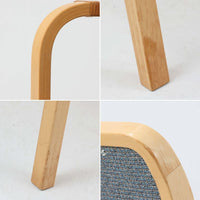 アルヴァ・アアルトが手掛け、アルテックより製作されたモデルE45のアームチェアは、積層バーチ材による滑らかなフレームと、アーム上部に施されたラタン巻きが特徴的な北欧ビンテージの名作です。直線と曲線を巧みに組み合わせた構造は、視覚的な軽やかさと高い強度を両立し、背と座には張りのあるファブリックを用いることで、長時間でも快適な座り心地を実現しています。使い込むほどに木部の色味が深まり、素材の経年変化を楽しめる点も魅力で、ダイニングや書斎、公共空間まで幅広いシーンで活躍する一脚です。