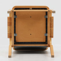 アルヴァ・アアルトが手掛け、アルテックより製作されたモデルE45のアームチェアは、積層バーチ材による滑らかなフレームと、アーム上部に施されたラタン巻きが特徴的な北欧ビンテージの名作です。直線と曲線を巧みに組み合わせた構造は、視覚的な軽やかさと高い強度を両立し、背と座には張りのあるファブリックを用いることで、長時間でも快適な座り心地を実現しています。使い込むほどに木部の色味が深まり、素材の経年変化を楽しめる点も魅力で、ダイニングや書斎、公共空間まで幅広いシーンで活躍する一脚です。