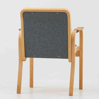 アルヴァ・アアルトが手掛け、アルテックより製作されたモデルE45のアームチェアは、積層バーチ材による滑らかなフレームと、アーム上部に施されたラタン巻きが特徴的な北欧ビンテージの名作です。直線と曲線を巧みに組み合わせた構造は、視覚的な軽やかさと高い強度を両立し、背と座には張りのあるファブリックを用いることで、長時間でも快適な座り心地を実現しています。使い込むほどに木部の色味が深まり、素材の経年変化を楽しめる点も魅力で、ダイニングや書斎、公共空間まで幅広いシーンで活躍する一脚です。