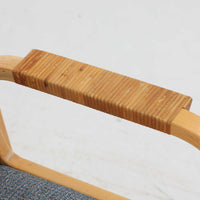 アルヴァ・アアルトが手掛け、アルテックより製作されたモデルE45のアームチェアは、積層バーチ材による滑らかなフレームと、アーム上部に施されたラタン巻きが特徴的な北欧ビンテージの名作です。直線と曲線を巧みに組み合わせた構造は、視覚的な軽やかさと高い強度を両立し、背と座には張りのあるファブリックを用いることで、長時間でも快適な座り心地を実現しています。使い込むほどに木部の色味が深まり、素材の経年変化を楽しめる点も魅力で、ダイニングや書斎、公共空間まで幅広いシーンで活躍する一脚です。