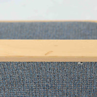 アルヴァ・アアルトが手掛け、アルテックより製作されたモデルE45のアームチェアは、積層バーチ材による滑らかなフレームと、アーム上部に施されたラタン巻きが特徴的な北欧ビンテージの名作です。直線と曲線を巧みに組み合わせた構造は、視覚的な軽やかさと高い強度を両立し、背と座には張りのあるファブリックを用いることで、長時間でも快適な座り心地を実現しています。使い込むほどに木部の色味が深まり、素材の経年変化を楽しめる点も魅力で、ダイニングや書斎、公共空間まで幅広いシーンで活躍する一脚です。