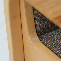 アルヴァ・アアルトが手掛け、アルテックより製作されたモデルE45のアームチェアは、積層バーチ材による滑らかなフレームと、アーム上部に施されたラタン巻きが特徴的な北欧ビンテージの名作です。直線と曲線を巧みに組み合わせた構造は、視覚的な軽やかさと高い強度を両立し、背と座には張りのあるファブリックを用いることで、長時間でも快適な座り心地を実現しています。使い込むほどに木部の色味が深まり、素材の経年変化を楽しめる点も魅力で、ダイニングや書斎、公共空間まで幅広いシーンで活躍する一脚です。