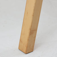 アルヴァ・アアルトが手掛け、アルテックより製作されたモデルE45のアームチェアは、積層バーチ材による滑らかなフレームと、アーム上部に施されたラタン巻きが特徴的な北欧ビンテージの名作です。直線と曲線を巧みに組み合わせた構造は、視覚的な軽やかさと高い強度を両立し、背と座には張りのあるファブリックを用いることで、長時間でも快適な座り心地を実現しています。使い込むほどに木部の色味が深まり、素材の経年変化を楽しめる点も魅力で、ダイニングや書斎、公共空間まで幅広いシーンで活躍する一脚です。