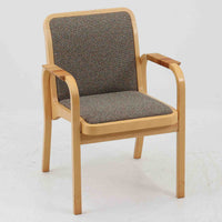 アルヴァ・アアルトが手掛け、アルテックより製作されたモデルE45のアームチェアは、積層バーチ材による滑らかなフレームと、アーム上部に施されたラタン巻きが特徴的な北欧ビンテージの名作です。直線と曲線を巧みに組み合わせた構造は、視覚的な軽やかさと高い強度を両立し、背と座には張りのあるファブリックを用いることで、長時間でも快適な座り心地を実現しています。使い込むほどに木部の色味が深まり、素材の経年変化を楽しめる点も魅力で、ダイニングや書斎、公共空間まで幅広いシーンで活躍する一脚です。