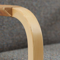 アルヴァ・アアルトが手掛け、アルテックより製作されたモデルE45のアームチェアは、積層バーチ材による滑らかなフレームと、アーム上部に施されたラタン巻きが特徴的な北欧ビンテージの名作です。直線と曲線を巧みに組み合わせた構造は、視覚的な軽やかさと高い強度を両立し、背と座には張りのあるファブリックを用いることで、長時間でも快適な座り心地を実現しています。使い込むほどに木部の色味が深まり、素材の経年変化を楽しめる点も魅力で、ダイニングや書斎、公共空間まで幅広いシーンで活躍する一脚です。