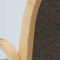 アルヴァ・アアルトが手掛け、アルテックより製作されたモデルE45のアームチェアは、積層バーチ材による滑らかなフレームと、アーム上部に施されたラタン巻きが特徴的な北欧ビンテージの名作です。直線と曲線を巧みに組み合わせた構造は、視覚的な軽やかさと高い強度を両立し、背と座には張りのあるファブリックを用いることで、長時間でも快適な座り心地を実現しています。使い込むほどに木部の色味が深まり、素材の経年変化を楽しめる点も魅力で、ダイニングや書斎、公共空間まで幅広いシーンで活躍する一脚です。