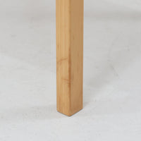 アルヴァ・アアルトが手掛け、アルテックより製作されたモデルE45のアームチェアは、積層バーチ材による滑らかなフレームと、アーム上部に施されたラタン巻きが特徴的な北欧ビンテージの名作です。直線と曲線を巧みに組み合わせた構造は、視覚的な軽やかさと高い強度を両立し、背と座には張りのあるファブリックを用いることで、長時間でも快適な座り心地を実現しています。使い込むほどに木部の色味が深まり、素材の経年変化を楽しめる点も魅力で、ダイニングや書斎、公共空間まで幅広いシーンで活躍する一脚です。