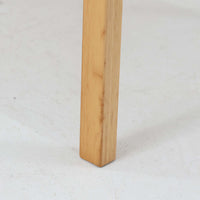 アルヴァ・アアルトが手掛け、アルテックより製作されたモデルE45のアームチェアは、積層バーチ材による滑らかなフレームと、アーム上部に施されたラタン巻きが特徴的な北欧ビンテージの名作です。直線と曲線を巧みに組み合わせた構造は、視覚的な軽やかさと高い強度を両立し、背と座には張りのあるファブリックを用いることで、長時間でも快適な座り心地を実現しています。使い込むほどに木部の色味が深まり、素材の経年変化を楽しめる点も魅力で、ダイニングや書斎、公共空間まで幅広いシーンで活躍する一脚です。