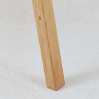 アルヴァ・アアルトが手掛け、アルテックより製作されたモデルE45のアームチェアは、積層バーチ材による滑らかなフレームと、アーム上部に施されたラタン巻きが特徴的な北欧ビンテージの名作です。直線と曲線を巧みに組み合わせた構造は、視覚的な軽やかさと高い強度を両立し、背と座には張りのあるファブリックを用いることで、長時間でも快適な座り心地を実現しています。使い込むほどに木部の色味が深まり、素材の経年変化を楽しめる点も魅力で、ダイニングや書斎、公共空間まで幅広いシーンで活躍する一脚です。