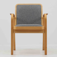 アルヴァ・アアルトが手掛け、アルテックより製作されたモデルE45のアームチェアは、積層バーチ材による滑らかなフレームと、アーム上部に施されたラタン巻きが特徴的な北欧ビンテージの名作です。直線と曲線を巧みに組み合わせた構造は、視覚的な軽やかさと高い強度を両立し、背と座には張りのあるファブリックを用いることで、長時間でも快適な座り心地を実現しています。使い込むほどに木部の色味が深まり、素材の経年変化を楽しめる点も魅力で、ダイニングや書斎、公共空間まで幅広いシーンで活躍する一脚です。