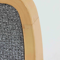 アルヴァ・アアルトが手掛け、アルテックより製作されたモデルE45のアームチェアは、積層バーチ材による滑らかなフレームと、アーム上部に施されたラタン巻きが特徴的な北欧ビンテージの名作です。直線と曲線を巧みに組み合わせた構造は、視覚的な軽やかさと高い強度を両立し、背と座には張りのあるファブリックを用いることで、長時間でも快適な座り心地を実現しています。使い込むほどに木部の色味が深まり、素材の経年変化を楽しめる点も魅力で、ダイニングや書斎、公共空間まで幅広いシーンで活躍する一脚です。