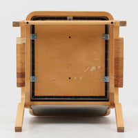 アルヴァ・アアルトが手掛け、アルテックより製作されたモデルE45のアームチェアは、積層バーチ材による滑らかなフレームと、アーム上部に施されたラタン巻きが特徴的な北欧ビンテージの名作です。直線と曲線を巧みに組み合わせた構造は、視覚的な軽やかさと高い強度を両立し、背と座には張りのあるファブリックを用いることで、長時間でも快適な座り心地を実現しています。使い込むほどに木部の色味が深まり、素材の経年変化を楽しめる点も魅力で、ダイニングや書斎、公共空間まで幅広いシーンで活躍する一脚です。