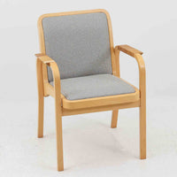 アルヴァ・アアルトが手掛け、アルテックより製作されたモデルE45のアームチェアは、積層バーチ材による滑らかなフレームと、アーム上部に施されたラタン巻きが特徴的な北欧ビンテージの名作です。直線と曲線を巧みに組み合わせた構造は、視覚的な軽やかさと高い強度を両立し、背と座には張りのあるファブリックを用いることで、長時間でも快適な座り心地を実現しています。使い込むほどに木部の色味が深まり、素材の経年変化を楽しめる点も魅力で、ダイニングや書斎、公共空間まで幅広いシーンで活躍する一脚です。