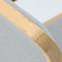 アルヴァ・アアルトが手掛け、アルテックより製作されたモデルE45のアームチェアは、積層バーチ材による滑らかなフレームと、アーム上部に施されたラタン巻きが特徴的な北欧ビンテージの名作です。直線と曲線を巧みに組み合わせた構造は、視覚的な軽やかさと高い強度を両立し、背と座には張りのあるファブリックを用いることで、長時間でも快適な座り心地を実現しています。使い込むほどに木部の色味が深まり、素材の経年変化を楽しめる点も魅力で、ダイニングや書斎、公共空間まで幅広いシーンで活躍する一脚です。