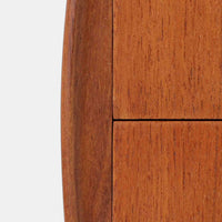 Johannes Andersen(ヨハネス・アンダーセン)がCFC Silkeborgのために手掛けた2段チェストは、チーク材を贅沢に用いた柔らかな曲面フォルムと長く伸びた彫刻的なハンドルが印象的で、天板から側面へと美しくつながる木目が上質な素材感を際立たせる北欧ビンテージ家具です。職人技の光る滑らかな面取りや端正な造りが深い味わいを生み出し、コンパクトながら実用的な2杯の引き出しを備え、ベッドサイドやリビングのサイドテーブルとしても活躍し、温かみのある木肌の経年変化が魅力を一層引き立てています。