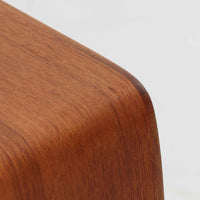 Johannes Andersen(ヨハネス・アンダーセン)がCFC Silkeborgのために手掛けた2段チェストは、チーク材を贅沢に用いた柔らかな曲面フォルムと長く伸びた彫刻的なハンドルが印象的で、天板から側面へと美しくつながる木目が上質な素材感を際立たせる北欧ビンテージ家具です。職人技の光る滑らかな面取りや端正な造りが深い味わいを生み出し、コンパクトながら実用的な2杯の引き出しを備え、ベッドサイドやリビングのサイドテーブルとしても活躍し、温かみのある木肌の経年変化が魅力を一層引き立てています。