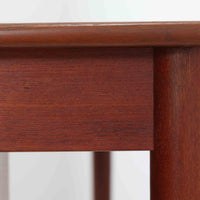 Soborg Mobler社製、Borge Mogensen(ボーエ・モーエンセン)デザインの片袖デスクで、直線的で端正な佇まいと丸脚の柔らかなラインが上品なバランスを生み、深みのあるチーク材が空間に落ち着いた雰囲気を与えます。右側には3段の引き出しが配置され、文具や書類、小物の整理に使いやすく、ワークデスクや書斎机としてはもちろん、ショップのカウンターテーブルとしても相性が良く幅広いシーンで活躍します。北欧ビンテージらしい温かみと実用性を備え、経年による風合いを楽しみながら長くご使用いただける一品です。