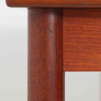 Soborg Mobler社製、Borge Mogensen(ボーエ・モーエンセン)デザインの片袖デスクで、直線的で端正な佇まいと丸脚の柔らかなラインが上品なバランスを生み、深みのあるチーク材が空間に落ち着いた雰囲気を与えます。右側には3段の引き出しが配置され、文具や書類、小物の整理に使いやすく、ワークデスクや書斎机としてはもちろん、ショップのカウンターテーブルとしても相性が良く幅広いシーンで活躍します。北欧ビンテージらしい温かみと実用性を備え、経年による風合いを楽しみながら長くご使用いただける一品です。