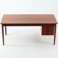 Soborg Mobler社製、Borge Mogensen(ボーエ・モーエンセン)デザインの片袖デスクで、直線的で端正な佇まいと丸脚の柔らかなラインが上品なバランスを生み、深みのあるチーク材が空間に落ち着いた雰囲気を与えます。右側には3段の引き出しが配置され、文具や書類、小物の整理に使いやすく、ワークデスクや書斎机としてはもちろん、ショップのカウンターテーブルとしても相性が良く幅広いシーンで活躍します。北欧ビンテージらしい温かみと実用性を備え、経年による風合いを楽しみながら長くご使用いただける一品です。