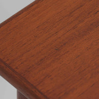 Soborg Mobler社製、Borge Mogensen(ボーエ・モーエンセン)デザインの片袖デスクで、直線的で端正な佇まいと丸脚の柔らかなラインが上品なバランスを生み、深みのあるチーク材が空間に落ち着いた雰囲気を与えます。右側には3段の引き出しが配置され、文具や書類、小物の整理に使いやすく、ワークデスクや書斎机としてはもちろん、ショップのカウンターテーブルとしても相性が良く幅広いシーンで活躍します。北欧ビンテージらしい温かみと実用性を備え、経年による風合いを楽しみながら長くご使用いただける一品です。