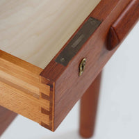 Soborg Mobler社製、Borge Mogensen(ボーエ・モーエンセン)デザインの片袖デスクで、直線的で端正な佇まいと丸脚の柔らかなラインが上品なバランスを生み、深みのあるチーク材が空間に落ち着いた雰囲気を与えます。右側には3段の引き出しが配置され、文具や書類、小物の整理に使いやすく、ワークデスクや書斎机としてはもちろん、ショップのカウンターテーブルとしても相性が良く幅広いシーンで活躍します。北欧ビンテージらしい温かみと実用性を備え、経年による風合いを楽しみながら長くご使用いただける一品です。