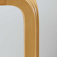 フィンランドを代表する建築家アルヴァ・アアルトによるデザイン、Artek社製の「X-leg」ダイニングテーブルです。素材には温かみのあるバーチ材を使用し、アアルトの象徴でもある積層合板による柔らかな曲線脚が特徴です。角のない優しいフォルムとシンプルな構造美が調和し、北欧デザインの真髄を感じさせます。経年によるバーチ材の飴色の風合いが美しく、空間に軽やかで穏やかな印象を与える一台です。